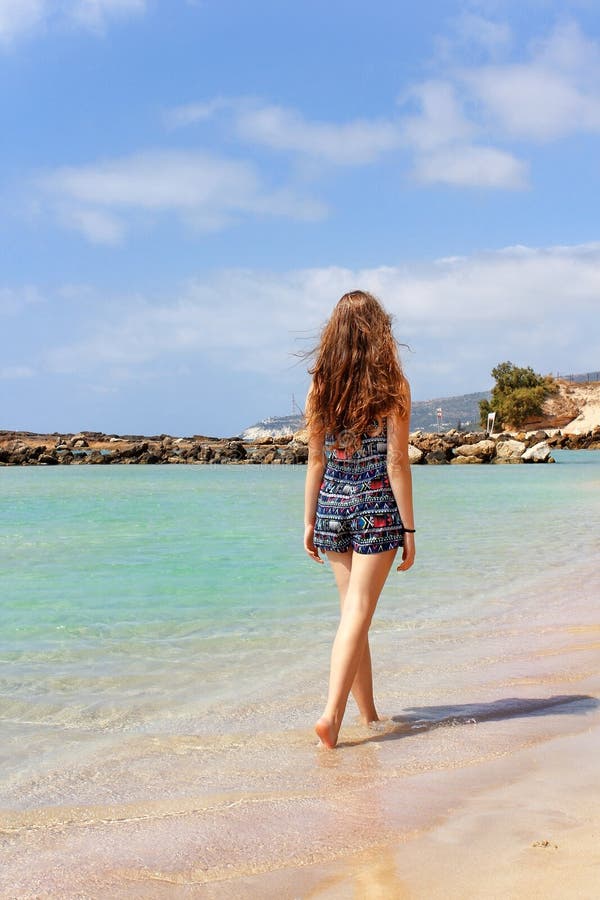 Jeune Fille Marchant Sur La Plage Image stock Image du stationnement été