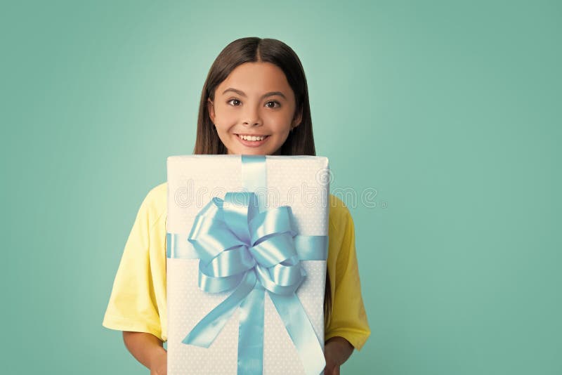 Enfant Adolescent Avec Boîte Cadeau Adolescente Donnant Un Cadeau  D'anniversaire Concept De Salutation Et De Don Présent