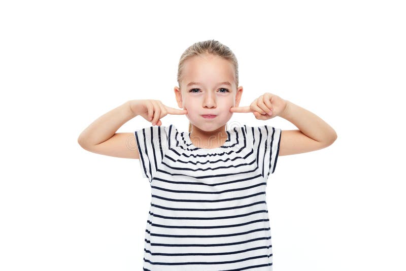 Jeune fille mignonne faisant des exercices spéciaux au bureau d'orthophonie Concept d'orthophonie d'enfant sur le fond blanc photo libre de droits Jeune fille mignonne faisant des exercices spéciaux au bureau d'orthophonie Concept d'orthophonie d'enfant sur le fond blanc photo libre de droits