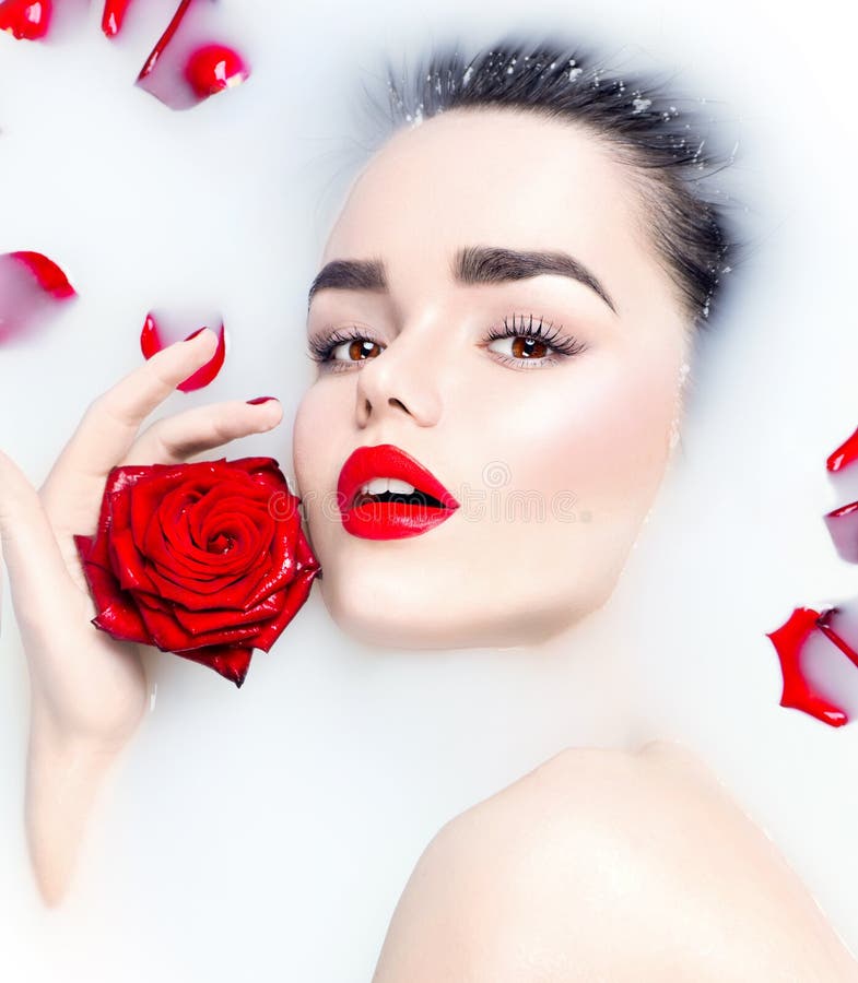 Jeune fille modèle de beauté détendant dans le bain de lait photos libres de droits Jeune fille modèle de beauté détendant dans le bain de lait photos libres de droits