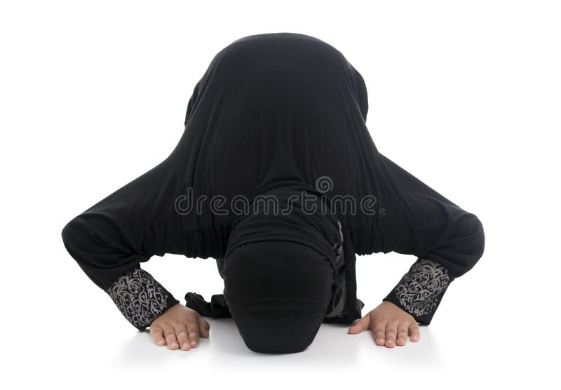 Jeune fille musulmane priant Sujud images stock