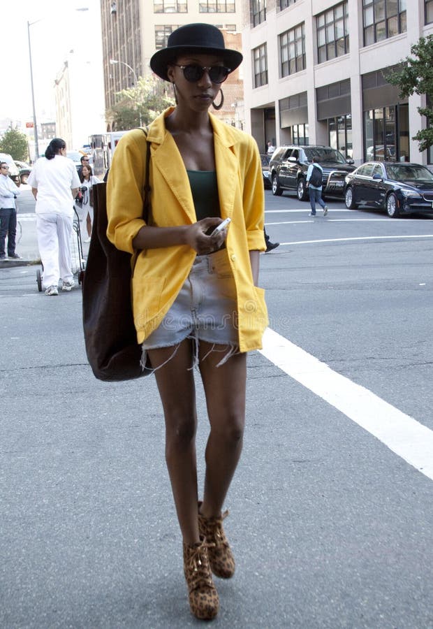 Jeune fille noire marchant à New York photographie stock Jeune fille noire marchant à New York photographie stock