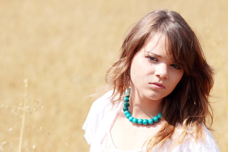 Jeune Femme Normal Dans La Campagne Image stock Image du pays, santé
