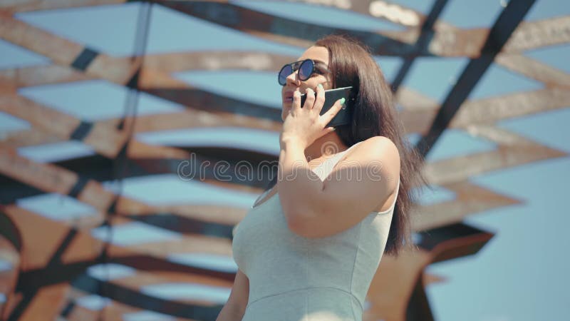 Jeune fille parlant par le téléphone intelligent banque de vidéos