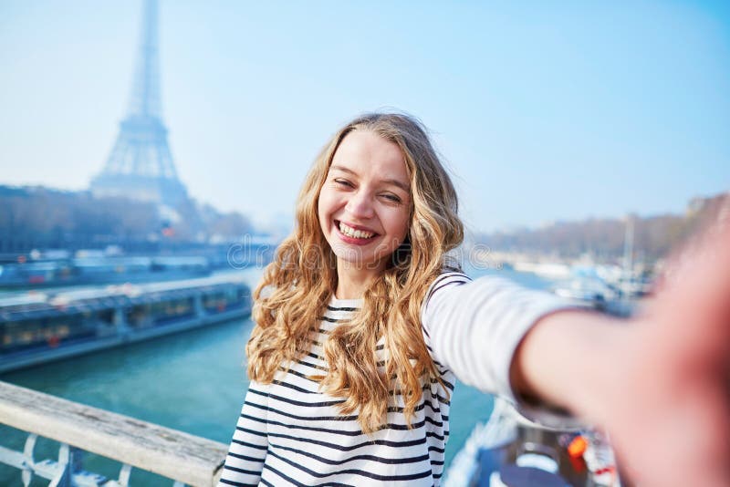 Jeune fille prenant le selfie près de Tour Eiffel photos stock Jeune fille prenant le selfie près de Tour Eiffel photos stock