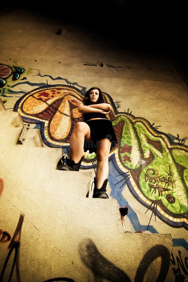 Jeune fille rebelle photo stock. Image du attitude, foncé 6006456