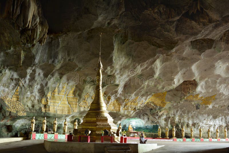 Jeune fille s'asseyant dans la méditation en caverne de Sadan, Myanmar Vue de photos libres de droits Jeune fille s'asseyant dans la méditation en caverne de Sadan, Myanmar Vue de photos libres de droits