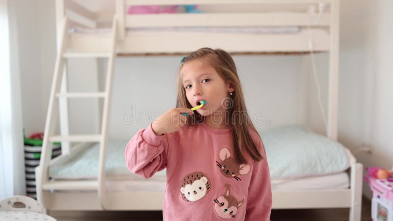Jeune fille se brossant les dents. hygiène dentaire. enfant avec brosse à dents. banque de vidéos