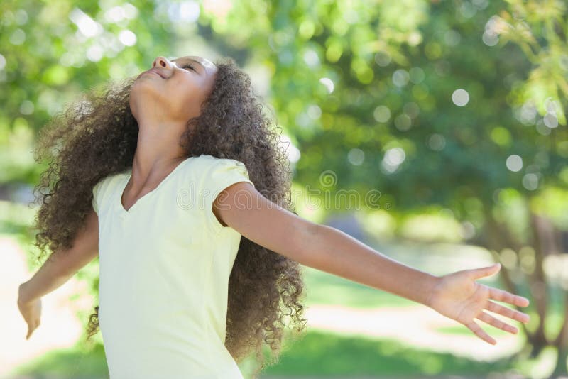 Jeune fille souriant avec des bras tendus photos stock