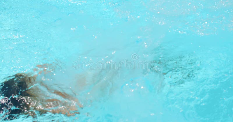 Jeune fille sportive sautant dans la piscine