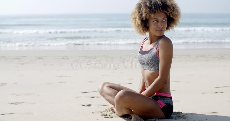 Jeune fille sportive sur la plage