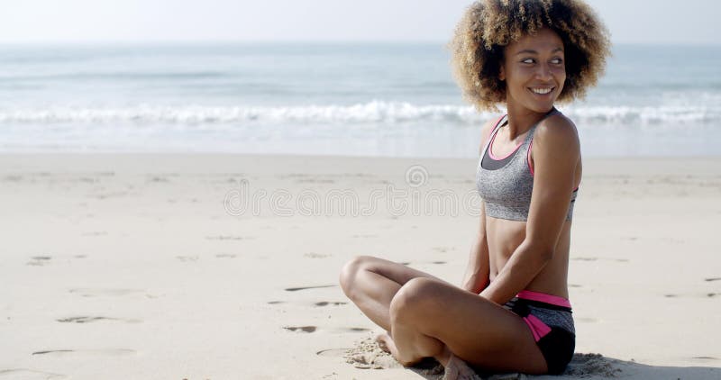 Jeune fille sportive sur la plage