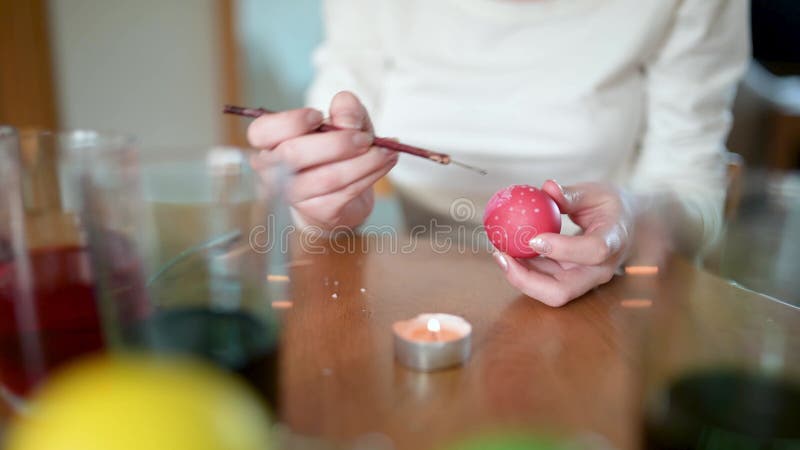 Jeune fille teignant les oeufs de Pâques à la maison. Séquence de fermeture à mouvement lent. clips vidéos