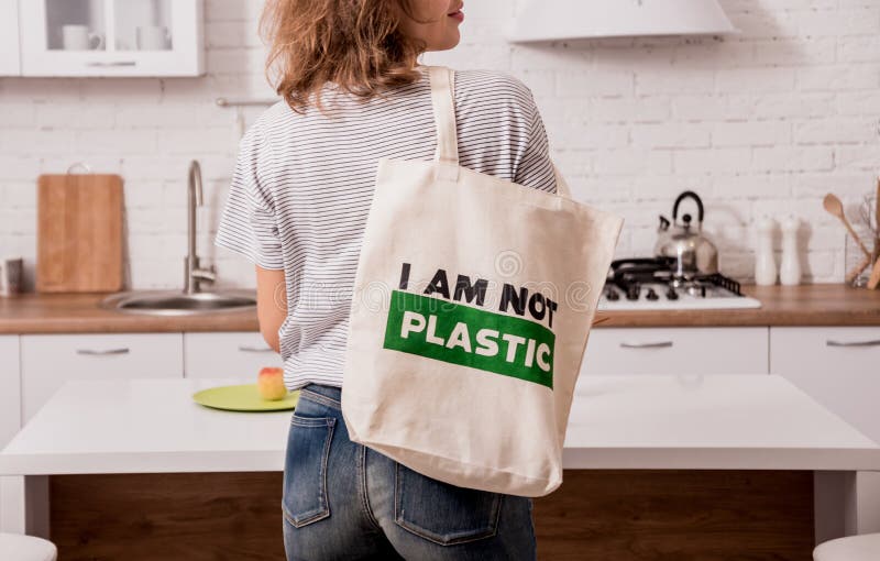 Jeune fille tenant un sac de tissu. À la cuisine. Je ne suis pas en plastique. Campagne pour réduire l'utilisation de sacs en plas image stock