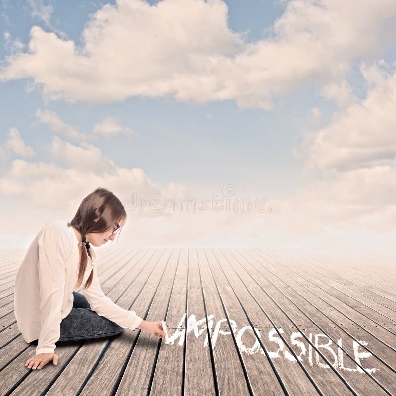 Jeune fille tournant le mot impossible à possible photo stock Jeune fille tournant le mot impossible à possible photo stock