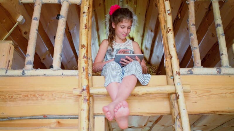 Jeune fille utilise gadget pendant les assis sur les escaliers pour banque de vidéos