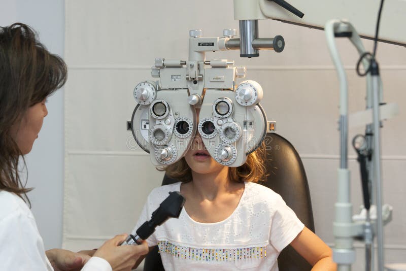 Jeune fille à la vue large de révision d'optométrie photo libre de droits Jeune fille à la vue large de révision d'optométrie photo libre de droits
