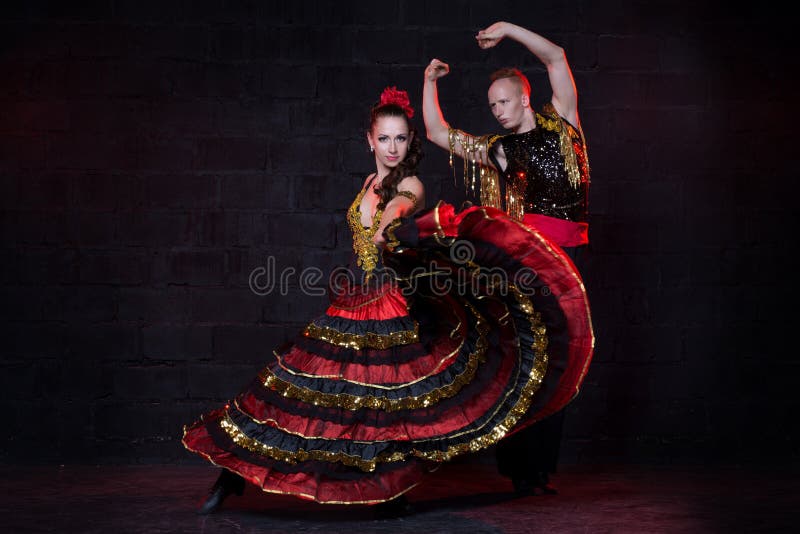 Jeune flamenco de danse de couples, tir de studio images libres de droits Jeune flamenco de danse de couples, tir de studio images libres de droits