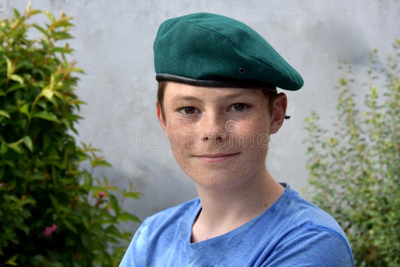 Jeune Garçon Sympathique Scouts Avec Chapeau Vert Image stock