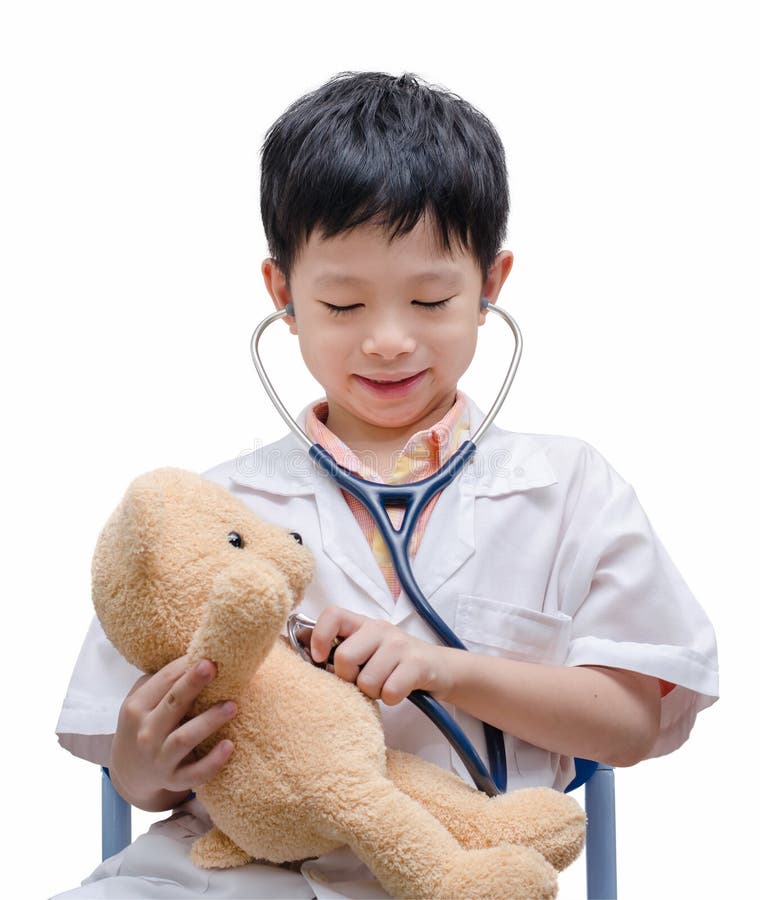 Jeune garçon asiatique de docteur jouant et traitant le jouet d'ours photo libre de droits Jeune garçon asiatique de docteur jouant et traitant le jouet d'ours photo libre de droits