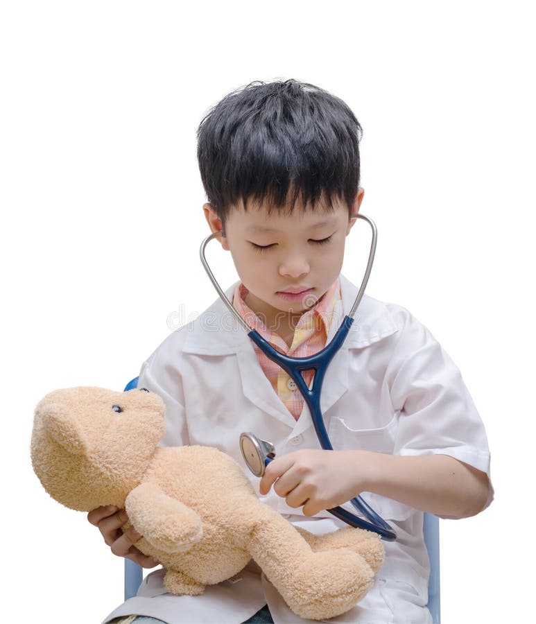 Jeune garçon asiatique de docteur jouant et traitant le jouet d'ours image stock Jeune garçon asiatique de docteur jouant et traitant le jouet d'ours image stock