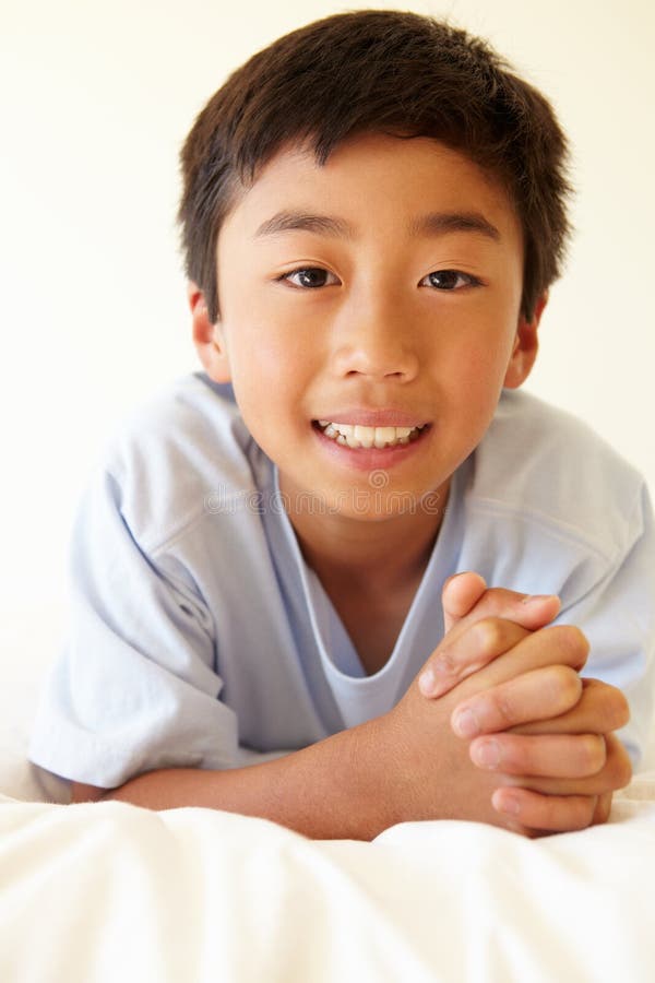 Jeune garçon asiatique de portrait