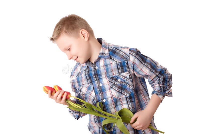 Jeune garçon avec des tulipes d'isolement sur le fond blanc photos stock Jeune garçon avec des tulipes d'isolement sur le fond blanc photos stock