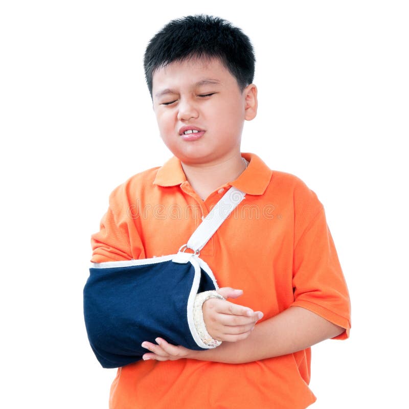 Jeune garçon avec le bras cassé dans le moulage de plâtre