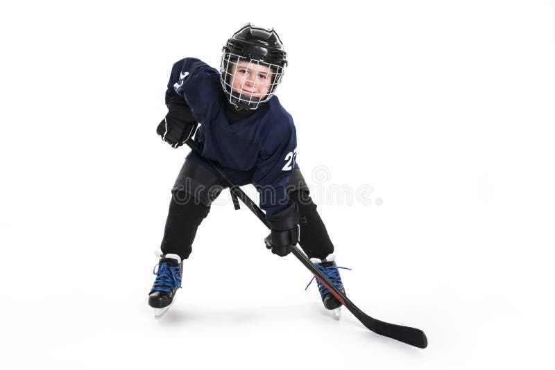 Jeune garçon dans la vitesse de hockey sur glace contre le blanc images libres de droits Jeune garçon dans la vitesse de hockey sur glace contre le blanc images libres de droits