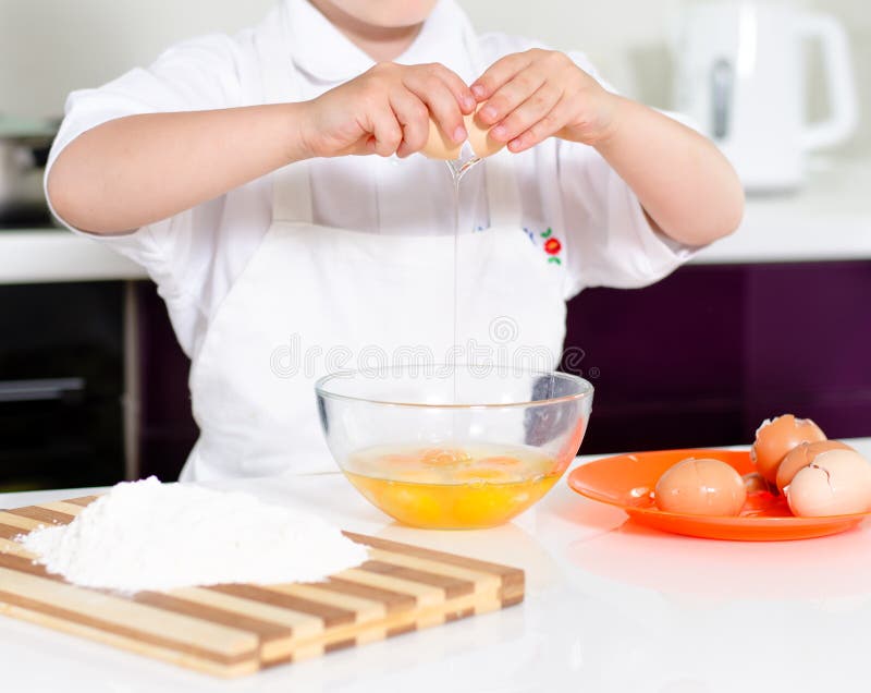 Jeune garçon gagnant pour être un chef photo stock Jeune garçon gagnant pour être un chef photo stock