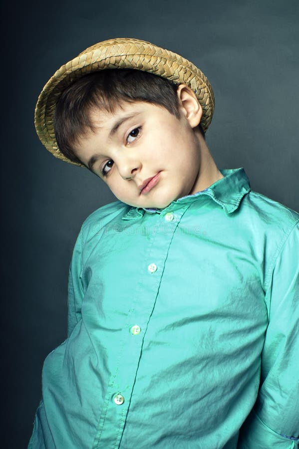 Jeune garçon mignon dans le chapeau photo libre de droits Jeune garçon mignon dans le chapeau photo libre de droits