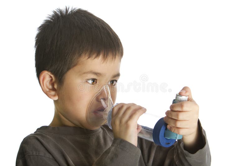Jeune garçon mignon à l'aide de son inhalateur d'asthme photo libre de droits Jeune garçon mignon à l'aide de son inhalateur d'asthme photo libre de droits