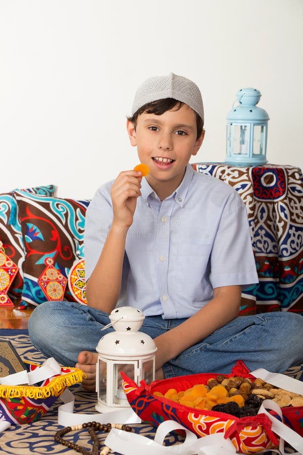 Jeune garçon musulman heureux dans Ramadan photo stock
