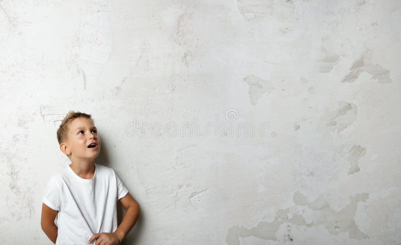 Jeune garçon regardant dans la surprise vers le haut sur images libres de droits Jeune garçon regardant dans la surprise vers le haut sur images libres de droits