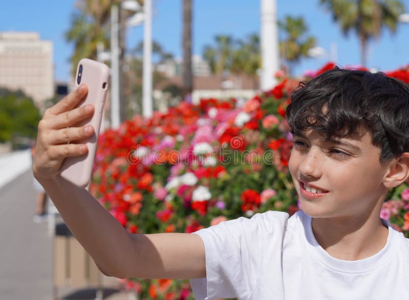 Jeune garçon souriant prenant un selfie photographie stock