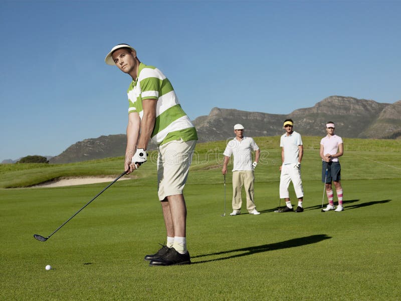Jeune golfeur masculin jouant le golf photo libre de droits Jeune golfeur masculin jouant le golf photo libre de droits