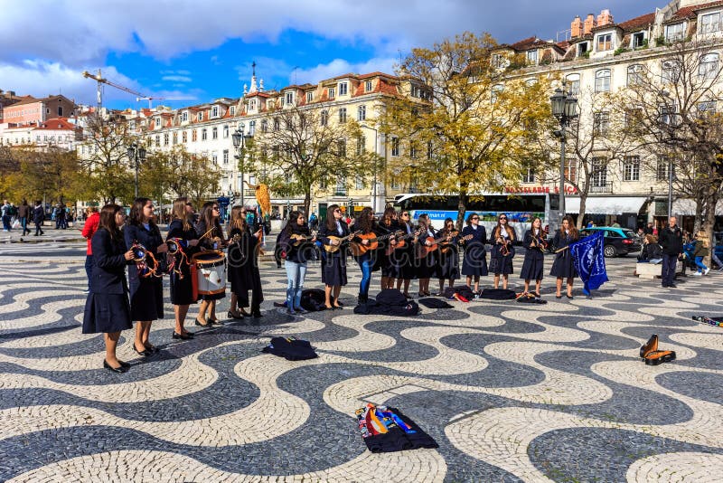 Jeune groupe d'enfants chantant en place Lisbonne de Russel image libre de droits Jeune groupe d'enfants chantant en place Lisbonne de Russel image libre de droits