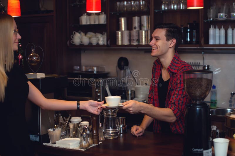 Jeune hippie attirant travaillant en café As photos libres de droits Jeune hippie attirant travaillant en café As photos libres de droits