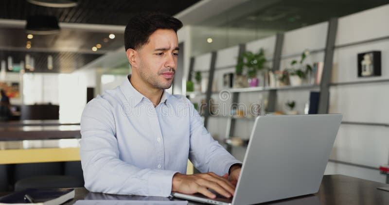 Jeune hispanique positif gestionnaire homme vérifier document papier banque de vidéos