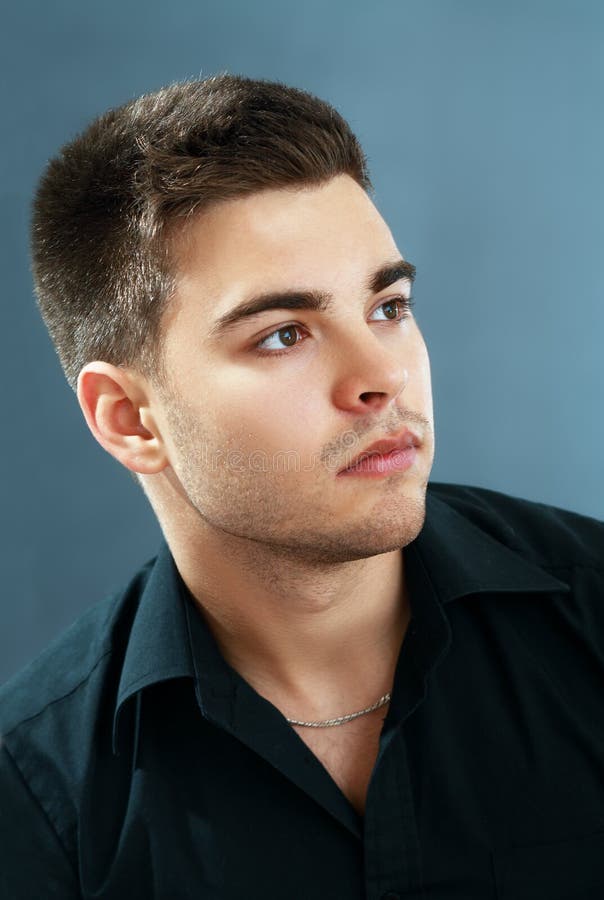 195 Verticale D Un Beau Jeune Homme Aux Yeux Bleus Photos libres de