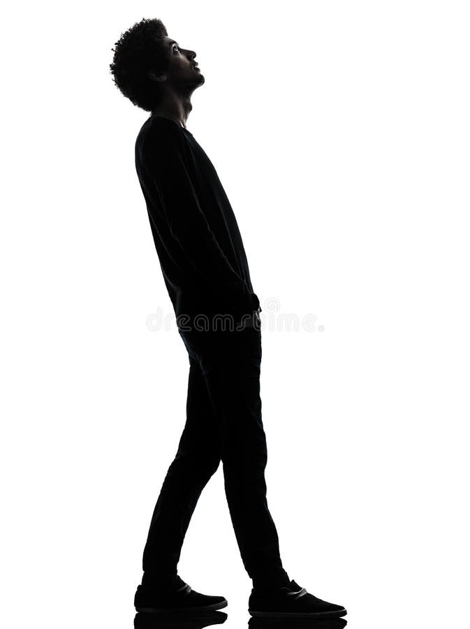 Jeune homme africain beau se tenant recherchant le silhouet de surprise images stock Jeune homme africain beau se tenant recherchant le silhouet de surprise images stock