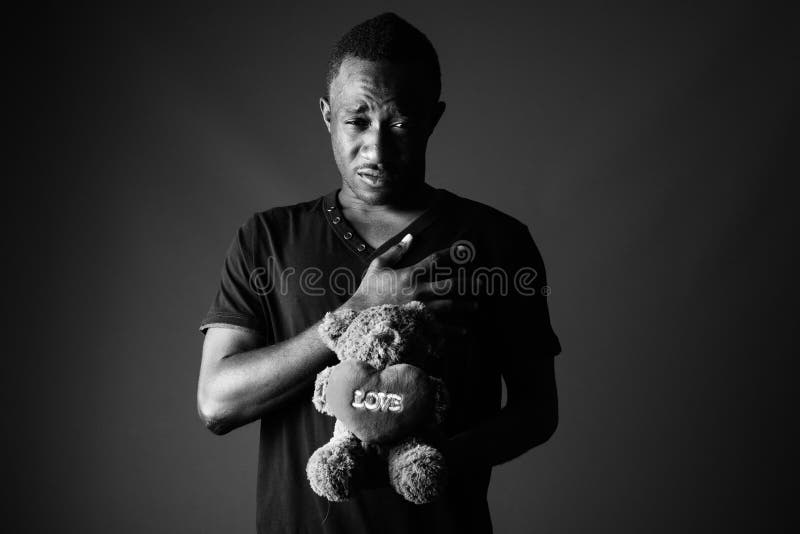 Jeune Homme Africain Triste Avec L Ours De Nounours Et Texte De Signe D Amour En Noir Et Blanc Photo Stock Image Du Noir Fond