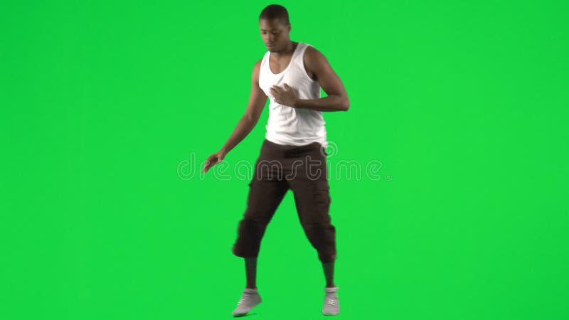 Jeune homme afro-américain dansant la longueur de danse moderne