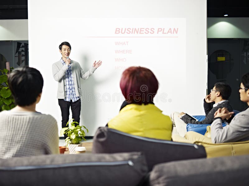 Jeune homme asiatique présent le plan d'action images stock Jeune homme asiatique présent le plan d'action images stock