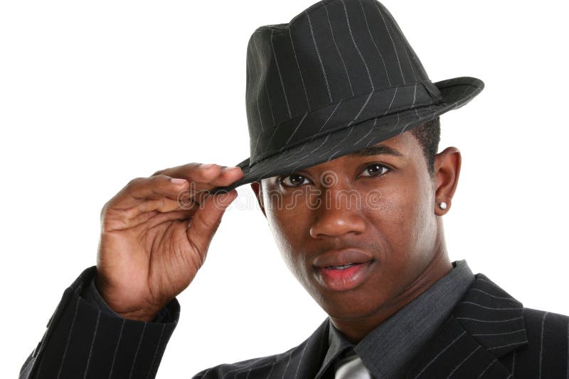 Jeune homme attirant dans le procès rayé et le chapeau de Pin image stock Jeune homme attirant dans le procès rayé et le chapeau de Pin image stock