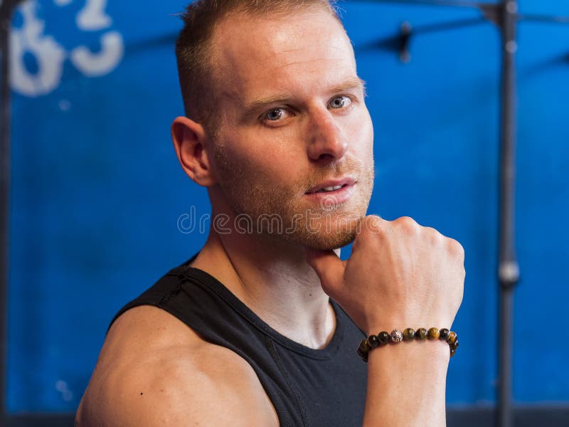 Jeune homme attirant portant à l'intérieur un tanktop images libres de droits Jeune homme attirant portant à l'intérieur un tanktop images libres de droits