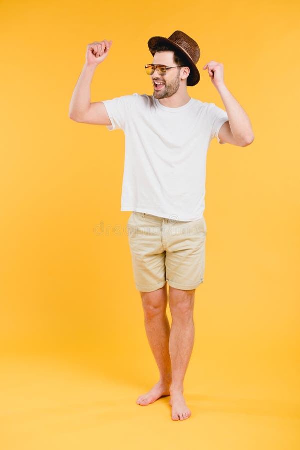 jeune homme aux pieds nus gai en bref et lunettes de soleil regardant loin photographie stock libre de droits jeune homme aux pieds nus gai en bref et lunettes de soleil regardant loin photographie stock libre de droits
