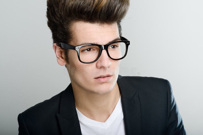 Jeune homme avec des lunettes photographie stock libre de droits