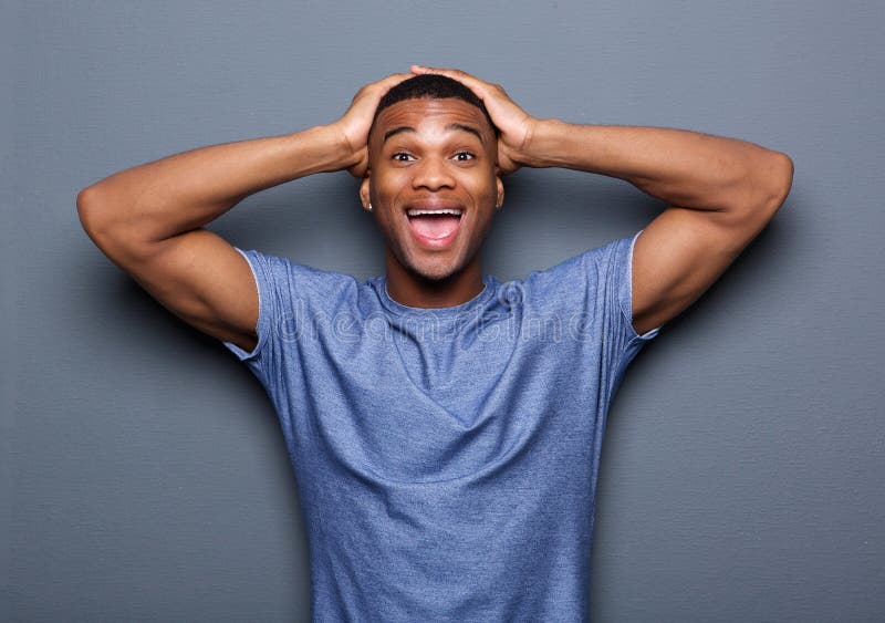 Jeune homme avec l'expression étonnée sur le visage photographie stock Jeune homme avec l'expression étonnée sur le visage photographie stock