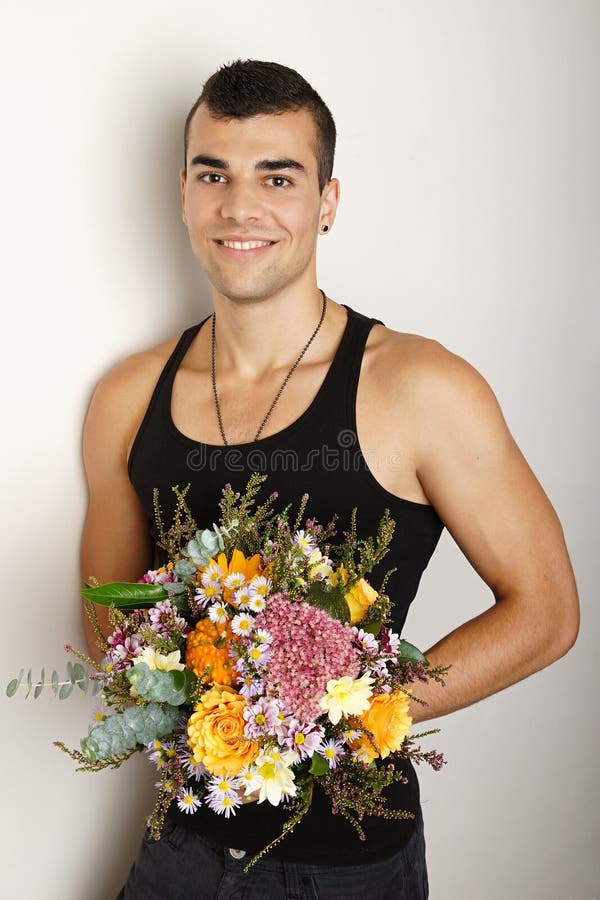 Jeune homme avec le bouquet des fleurs photos libres de droits Jeune homme avec le bouquet des fleurs photos libres de droits